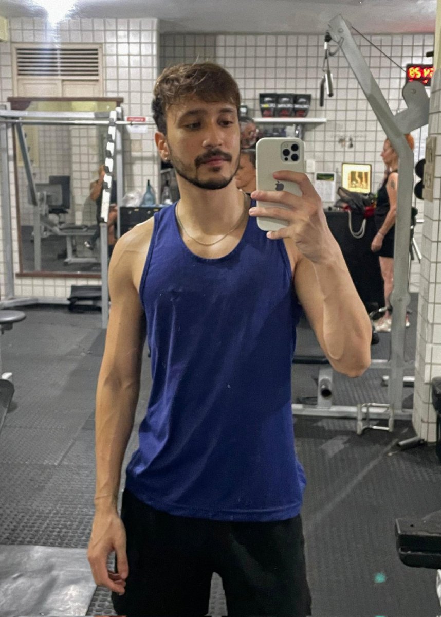 Whalybs's tweet photo. Treino foi de peito, pena não poder tirar a camisa na academia pra mostrar o pump https://t.co/qBfUbIIJ8u