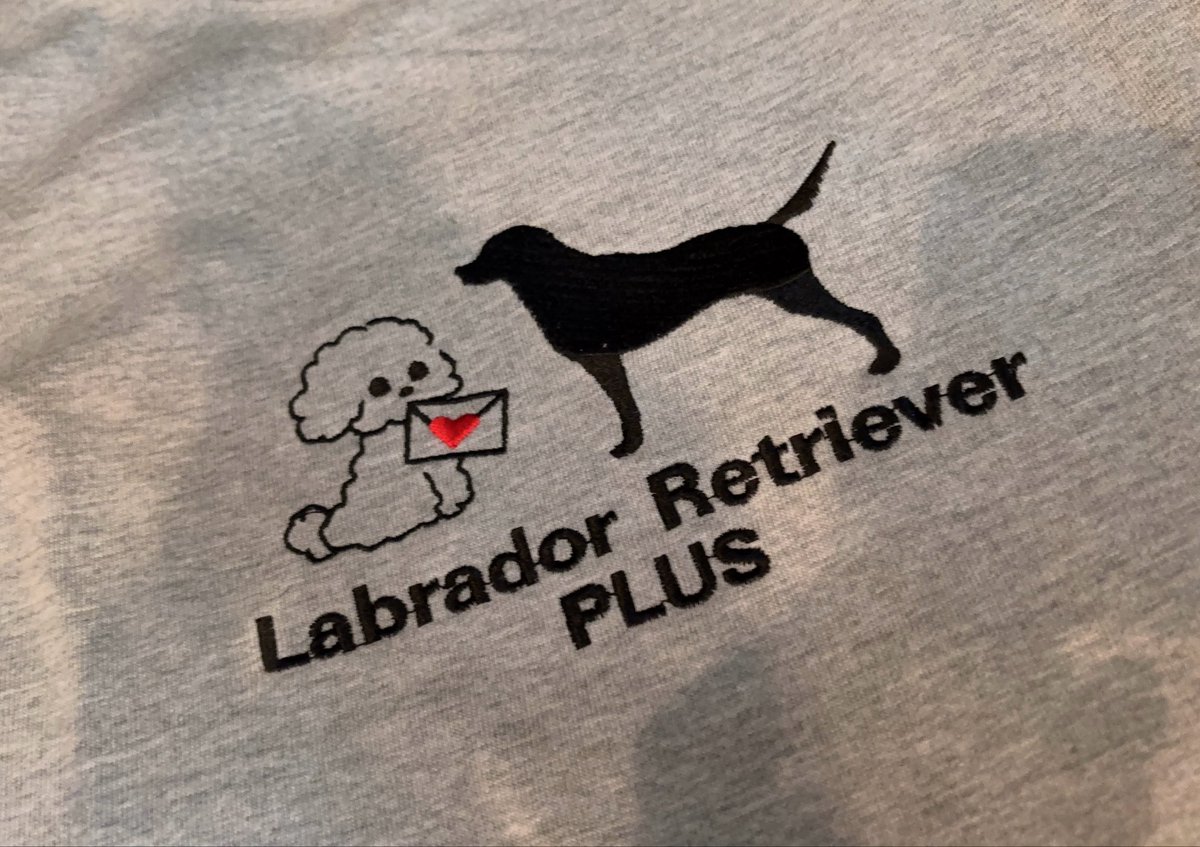 MEICHANG_OTAKU's tweet image. コラボシャツ届いたよ〜‼️
ふうさん前も後ろもふうさんがいてめちゃかわです🐶
春の季節に丁度いい生地感で嬉しい！沢山着るよ！！
#LabradorRetrieverPLUS #LabradorRetriever
#ラブラドールレトリバープラス
#ラブラドールレトリバー
#薮島朱音