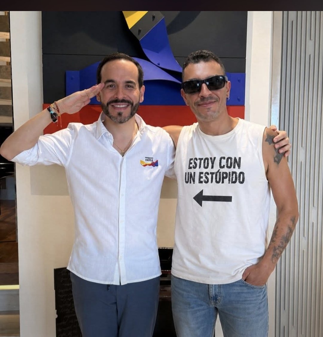 Este #FelizMartes, imagínense que un ciudadano se encontró con el “duro” de la mafia y le pidió una foto… pero el “gatico” Abelardo de la mafia digo, de La Espriella <a href="/ABDELAESPRIELLA/">Abelardo De La Espriella</a> , todo distraído, ni cuenta se dio de lo que decía la camiseta 🤣. ¡Qué joya de recuerdo para