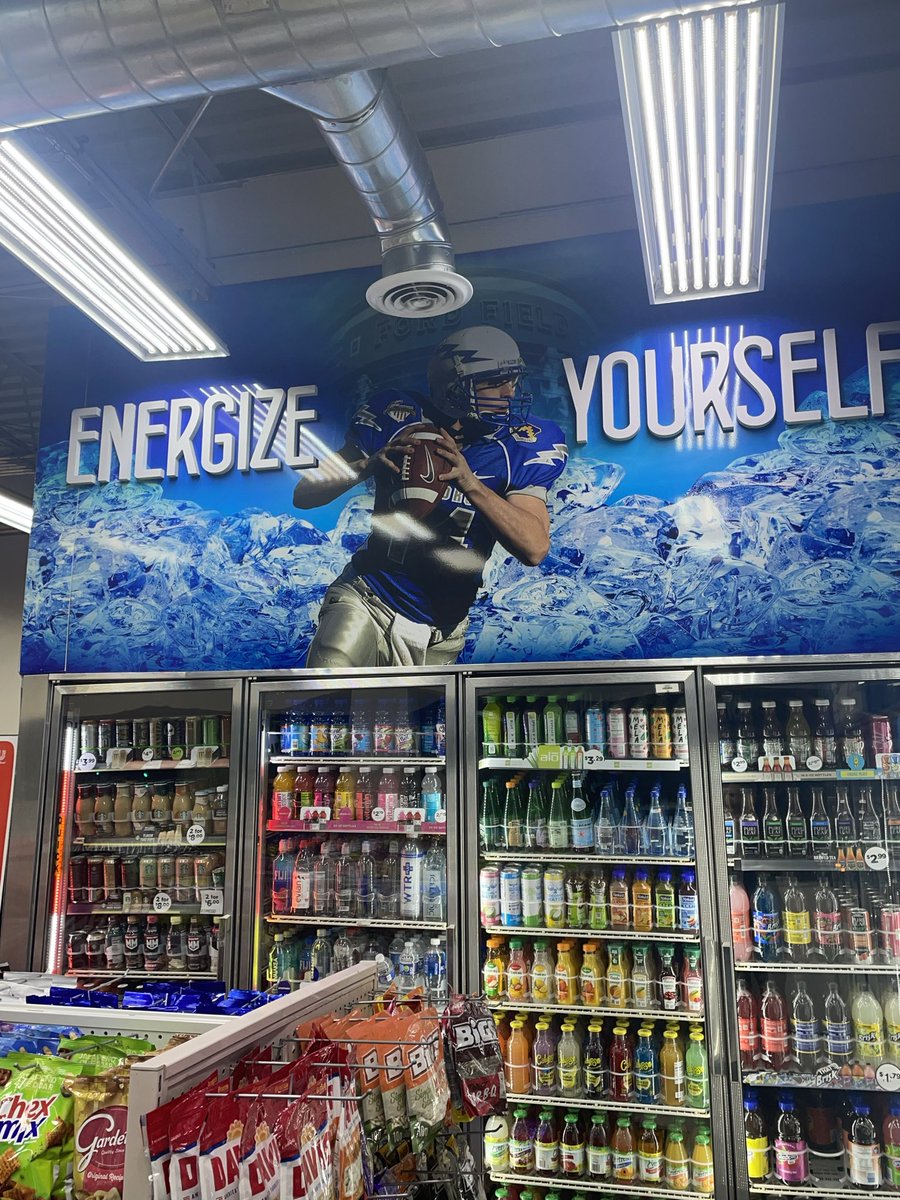 yyyarrumc19's tweet photo. Do you think this Air Force quarterback knows he has a mural at a gas station in Royal Oak, MI? https://t.co/bCVgW7bl24