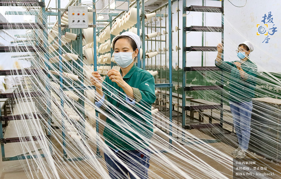 sxxww518's tweet image. 4月27日阳城县纺织车间工人赶制外贸订单，麻纺制品远销海内外。
On April 27, textile workers in Yangcheng County rushed to fulfill foreign orders, with linen products sold worldwide. #textile #linen