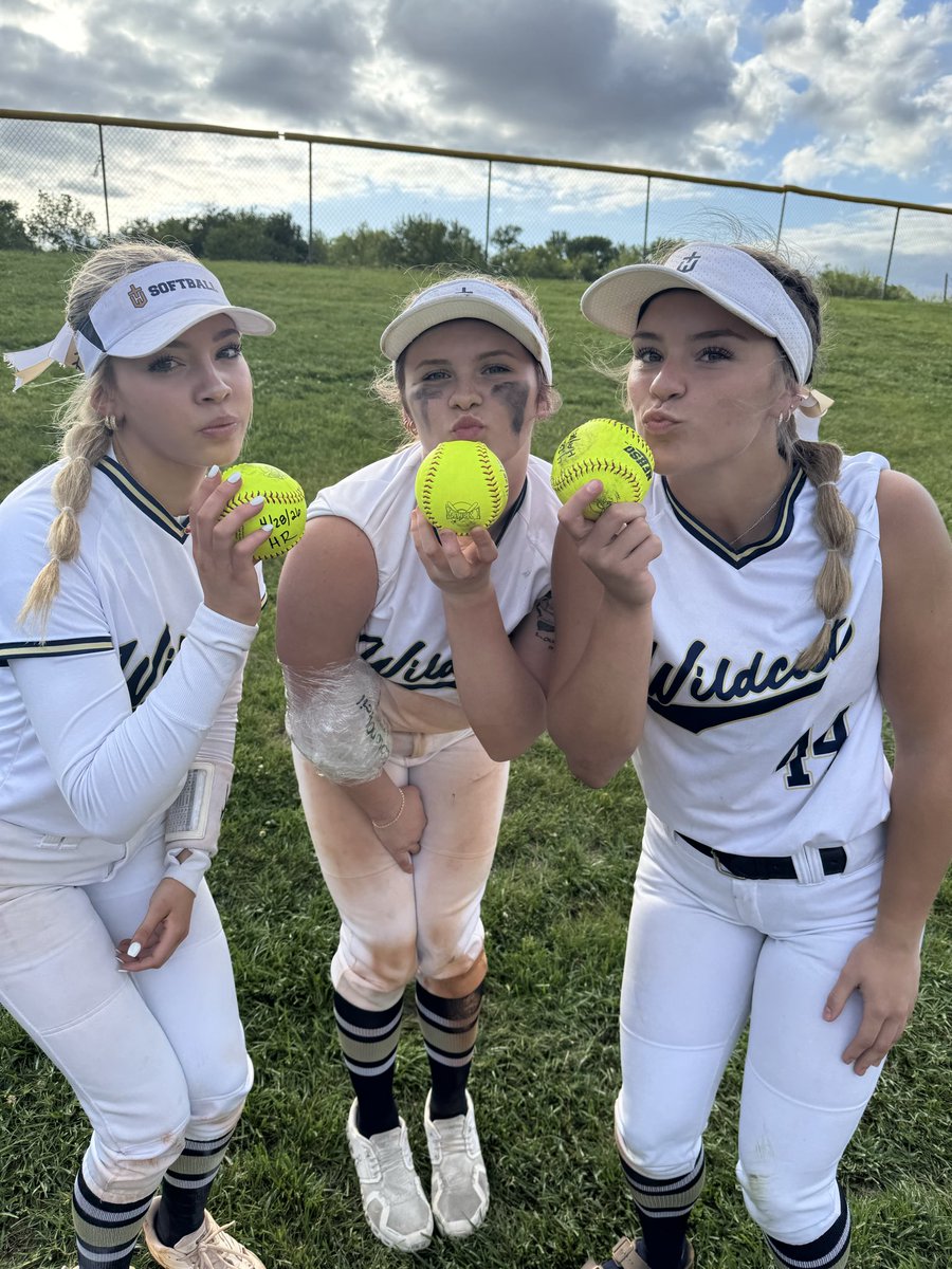 HCHCatsSoftball's tweet photo. Sweep over Osage City:
7-4 and 10-0. Home runs for Carly, Emberly, and Blakely. https://t.co/fT7kLo1iFF