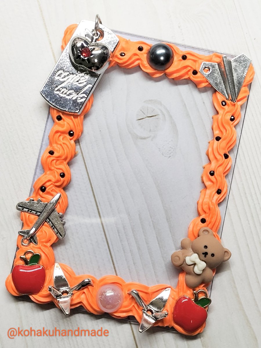 kohakuhandmade's tweet photo. こんにちは🌱琥珀です🐻

先日、友人から推しのトレカケースの制作依頼を受けた作品です✨
材料を預かり思いを聞きながら、私一人では作れない素敵な作品が出来上がりました🥳

友人、頼んでくれてありがとうね🙏💕

#ハンドメイド #推し活 #トレカケース #ホイップデコ https://t.co/dxvEciQqyi