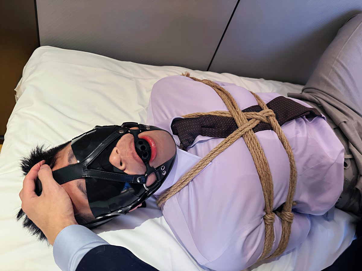 Cook0s's tweet photo. 西装革履的体面爷们，被捆绑起来，接受反差恶堕，沦为无脑反差公狗。

#直男 #反差 #恶堕 https://t.co/ZLAAZvxKDc