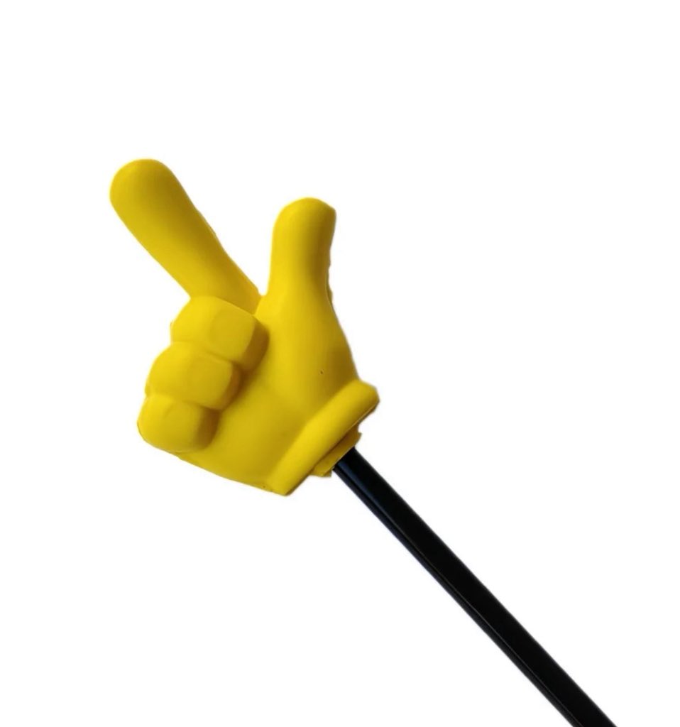 JunHuiMoon0610's tweet photo. There's a prop in the game that looks like this. Before Jun  started recording, he picked up two of them and simultaneously poked his cheeks .Then he crossed the props to make an "X" gesture. At the end, he even used them to make cat ears. So cute~ https://t.co/LNSZnfRqOt