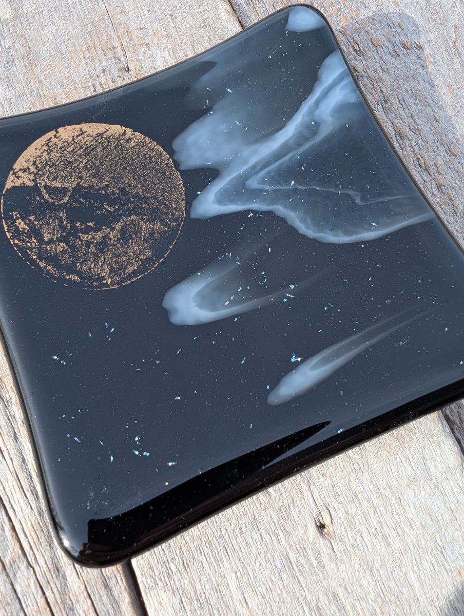 Samphireglass's tweet image. A beautiful new trinket dish. Lovely starry shimmering sky with a gold moon and cloud design. Perfect for the bedside cabinet and to put rings in. 

#shopindie #giftideas #etsy 

samphireglass.etsy.com/listing/446042…