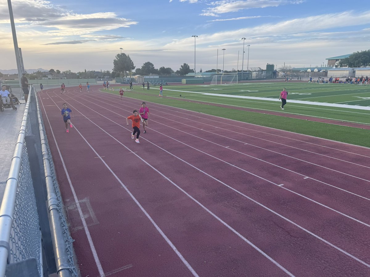 MRidge_ES's tweet image. OWLSOME time at Montwood HS supporting our MRE student athletes at today’s #TeamSISD VSP Track Meet!  Way to run Owls!! 🔥🦉🔥 #GameOn #WEbeforeMEatMRE