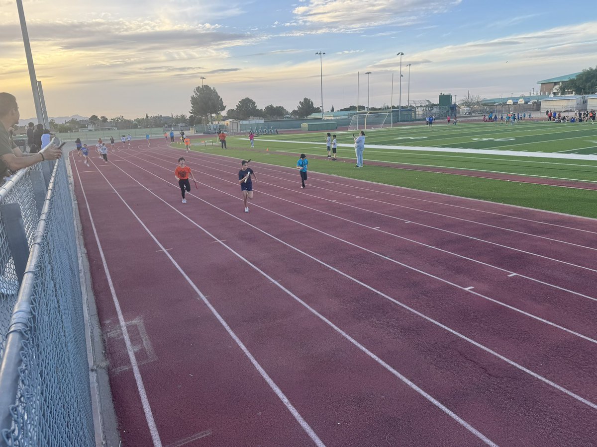 MRidge_ES's tweet image. OWLSOME time at Montwood HS supporting our MRE student athletes at today’s #TeamSISD VSP Track Meet!  Way to run Owls!! 🔥🦉🔥 #GameOn #WEbeforeMEatMRE