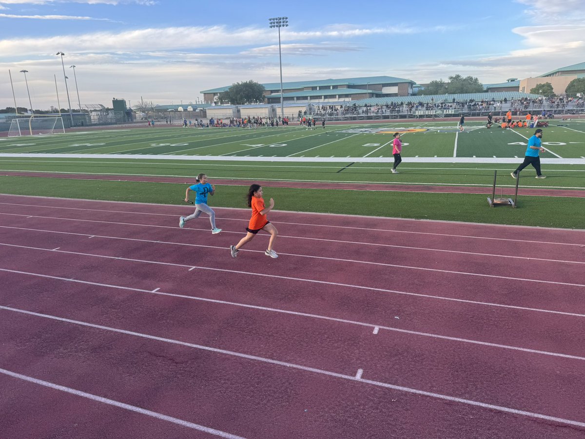 MRidge_ES's tweet image. OWLSOME time at Montwood HS supporting our MRE student athletes at today’s #TeamSISD VSP Track Meet!  Way to run Owls!! 🔥🦉🔥 #GameOn #WEbeforeMEatMRE