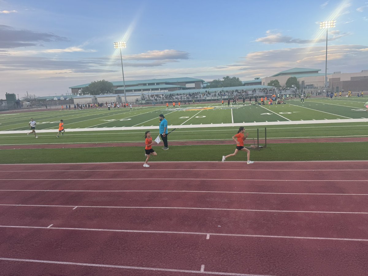 MRidge_ES's tweet image. OWLSOME time at Montwood HS supporting our MRE student athletes at today’s #TeamSISD VSP Track Meet!  Way to run Owls!! 🔥🦉🔥 #GameOn #WEbeforeMEatMRE