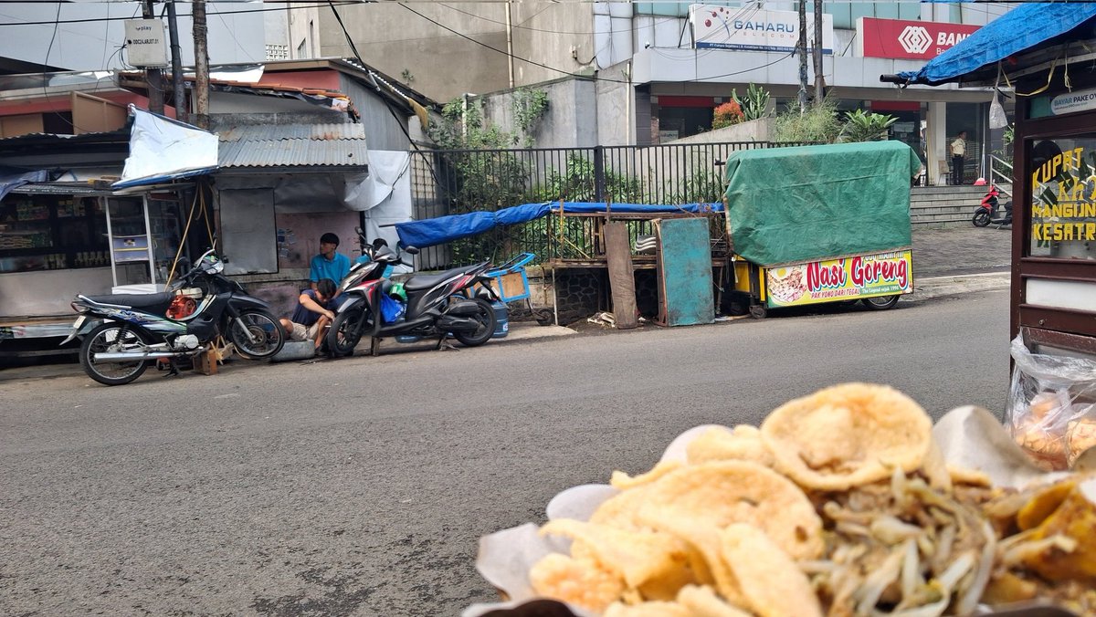 Doa apa yang dipanjatkan oleh tukang tambal ban dan kupat tahu ini sehingga saya mengalami ban bocor dan memilih dia sebagai tempat servis yang tepat ada di depan tukang kupat tahu?

Jadi weh kudu sarapan heula wkwkwkwk