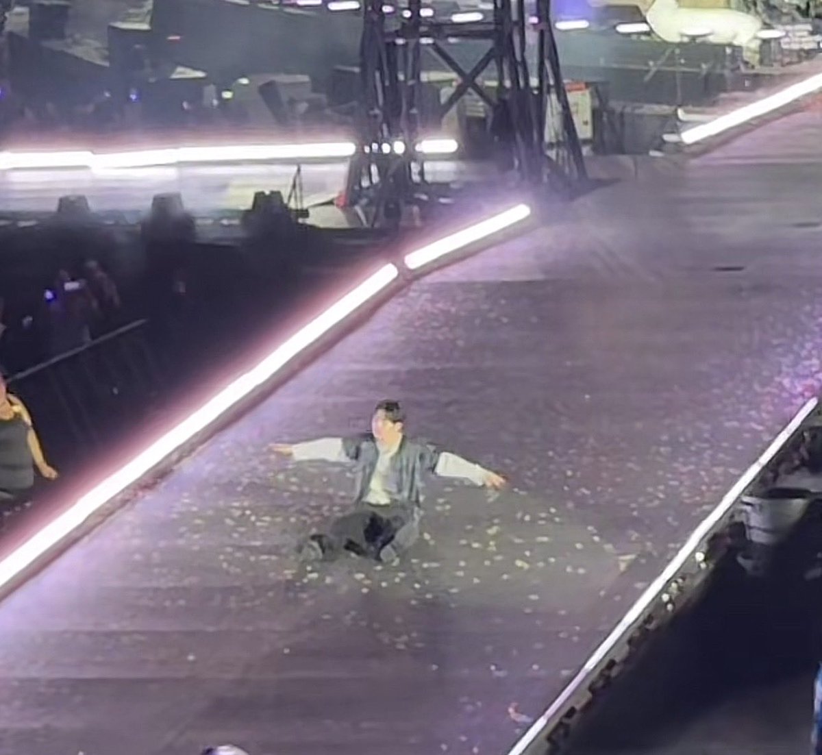 ellie (^‿^✿) is seeing bts ⟬⟭ tweet media