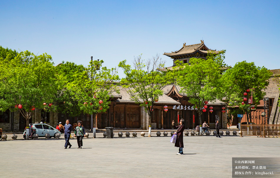 sxxww518's tweet image. 4月27日，忻州古城古韵与烟火交融，游人漫步街巷尽享人文魅力。
On April 27, Xinzhou Ancient City blended tradition with vitality, as visitors strolled through streets enjoying cultural charm. #tradition #vitality