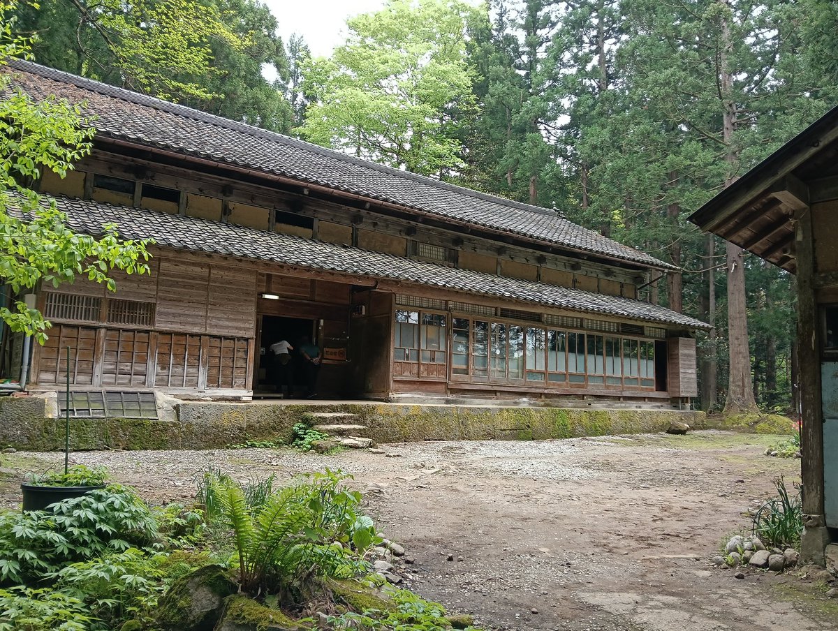 本日は、おおかみこどもの花の家で、来場者のお相手をしております。
