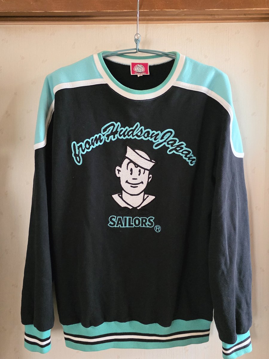haruki_neon's tweet image. 今日のおしゃれなファッションチェック👕👖✅コーナー👏

SAILORS『3シーズン レーシングトレーナー👕』
昭和の時代…おニャン子クラブが📺衣装で着用した事によって爆発的人気となった伝説のブランド✨
今日は☁️肌寒かったのでトレーナー着たくて☝️
刺繍🪡🧵のセーラー君がナウいっ😏

#SAILORS