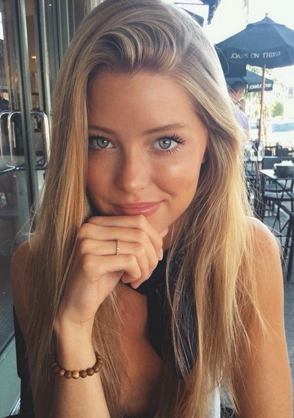 realtitcoin's tweet photo. Type of girl you pull when you mention your titcoin holdings https://t.co/izVZW5Z8oF