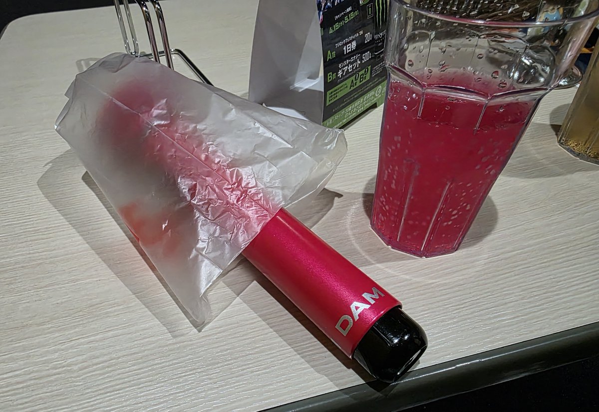 数年ぶりにカラオケ来て見たことない飲み物注いだらドピンクで部屋のマイクまでピンクでしらこさん恋しくなった🥲