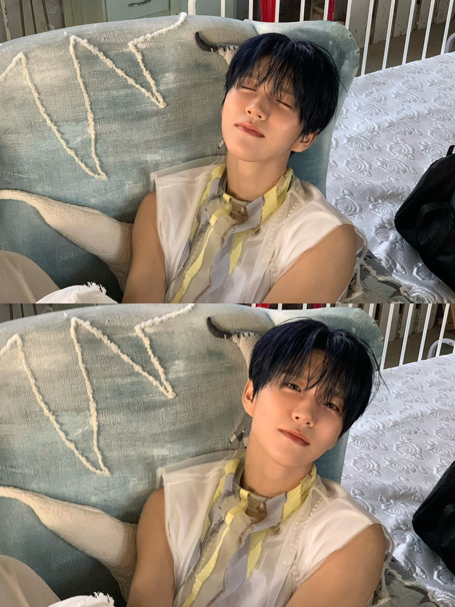Life is so UNFAIR kenapa ya dia udh Ganteng dan tinggi dan naturally muscular dan musically gifted he's a piano prodigy and he has such beautiful voice and A FAST LEARNER too terus dia SUBMISIF seperti Puppy dia anak bontot berlimpah kasih sayang di keluarganya ARGH.