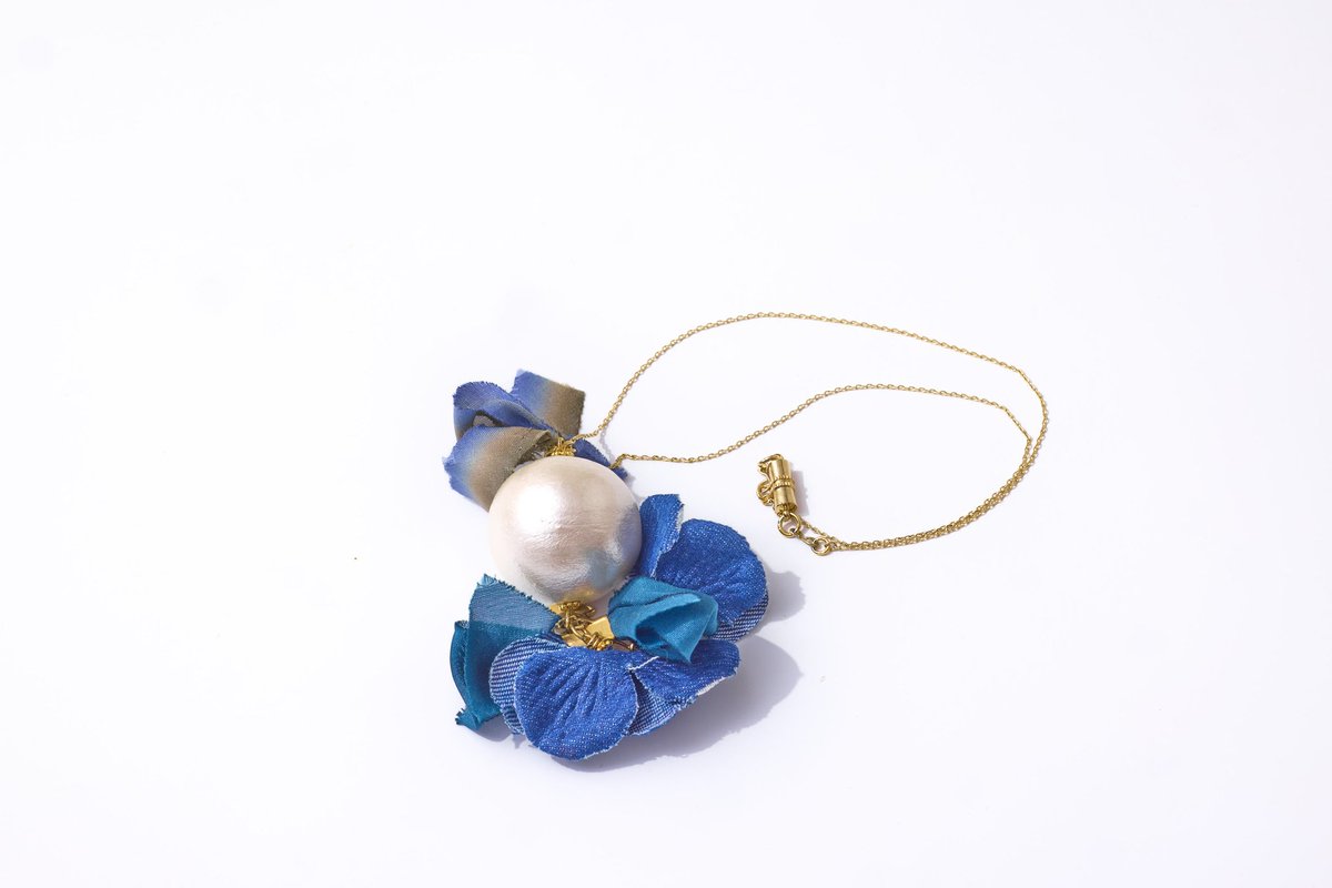 yayanglamorous's tweet photo. 【Art Jewelry Collection】
陽射しに、涼やかな気配を。
深いブルーの花びらに包まれた一粒の光は、夏の装いに静かな華やぎを添えてくれます。
強い日差しの中でも、軽やかに、美しく。
肌に触れるたび、心まで澄んでいくような一点です。
Yayan Glamorous
#YayanGlamorous #ArtJewelry #一点物ジュエリー #madeinJapan #日本製 #夏コーデ #大人の装い #涼やかスタイル #ラグジュアリーアクセサリー #ネックレス #ご褒美ジュエリー