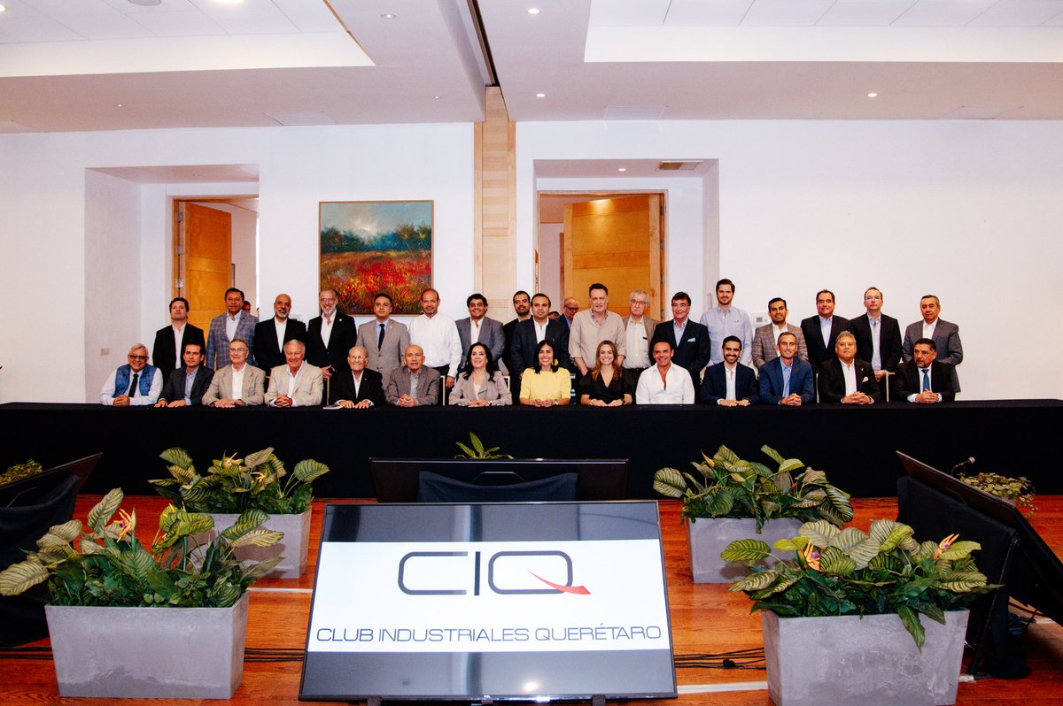 makugo's tweet photo. Colaboramos con la clase empresarial para mantener a #Querétaro como referente de progreso.

Sostuve un gran diálogo con el Consejo Directivo del Club de Industriales, sobre el desarrollo económico de nuestro estado y los retos que enfrenta en el contexto nacional e internacional, para que siga siendo distinto y distinguible.