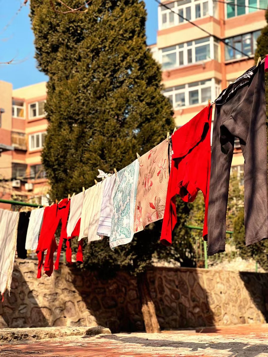 rakesh177059645's tweet image. "Neighbors = the first line of community joy!  Spotted Mrs. Li sharing homemade mooncakes u0026 kids playing hopscotch—small moments, big warmth. What’s your favorite neighborhood vibe lately #NeighborLove #CommunitySpirit"