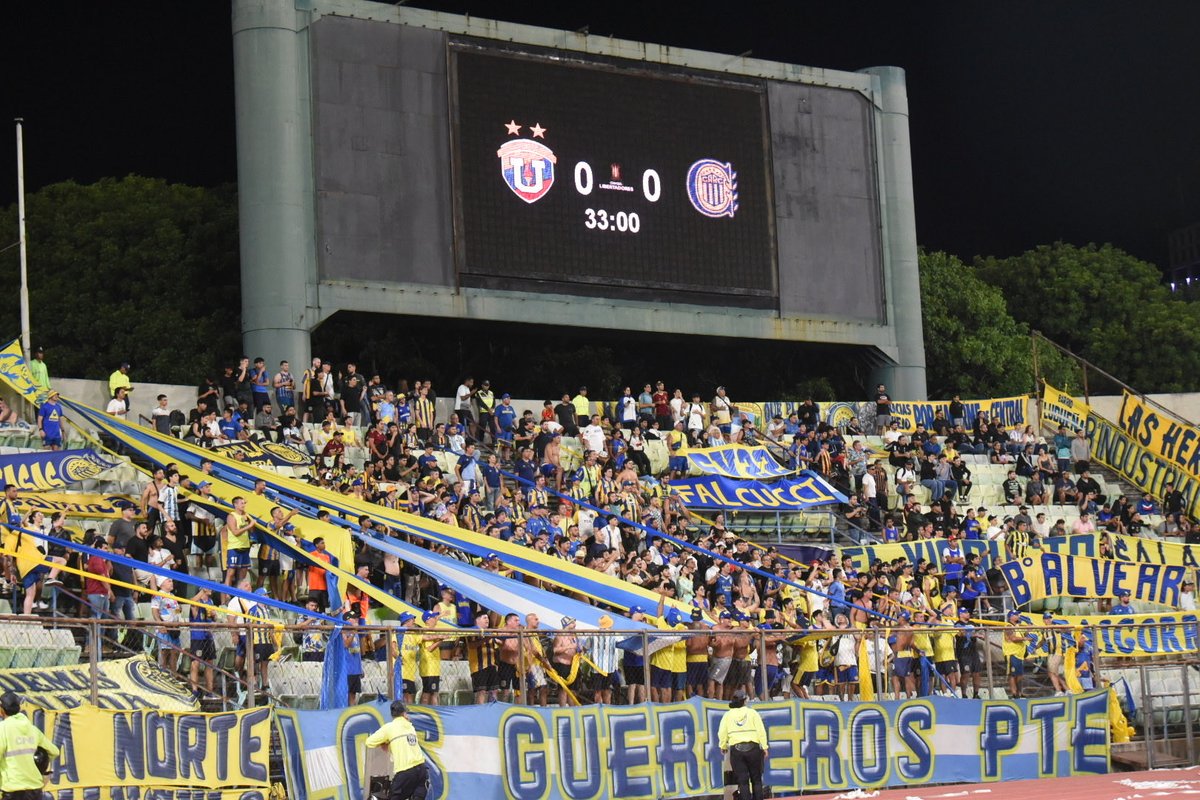 Lo de la gente de Central es impresionante. Casi 4mil personas en Paraguay y ahora está banda hermosa en Venezuela. Más de 7mil km. No es fácil de ver una convocatoria así, más en fase de grupos.  

Que en cualquier cancha que juegues siempre vas a ser local ⚔️🇺🇦