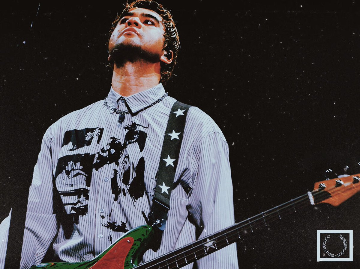 luckiIyluke's tweet photo. Calum Hood is a real star 
📸 by me https://t.co/jc9pf7Ji0W