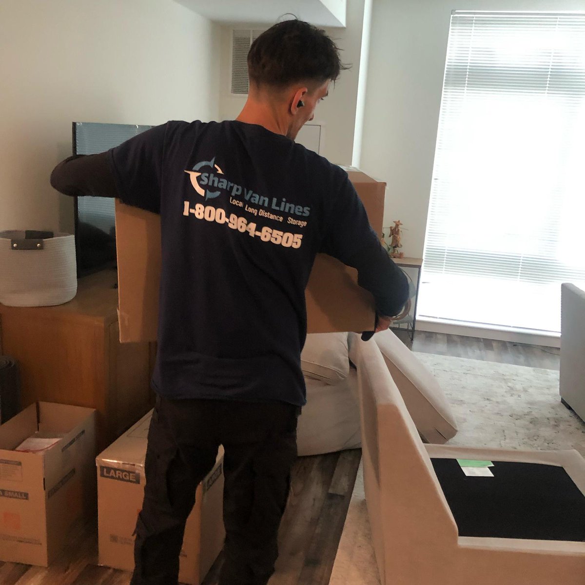 sharpvanlines's tweet image. 🚚And yeah, sometimes it’s not the heavy stuff that slows things down — it’s the small details that actually matter.That’s the job.#SharpVanLines #MovingDay #HandledWithCare #NYCMovers