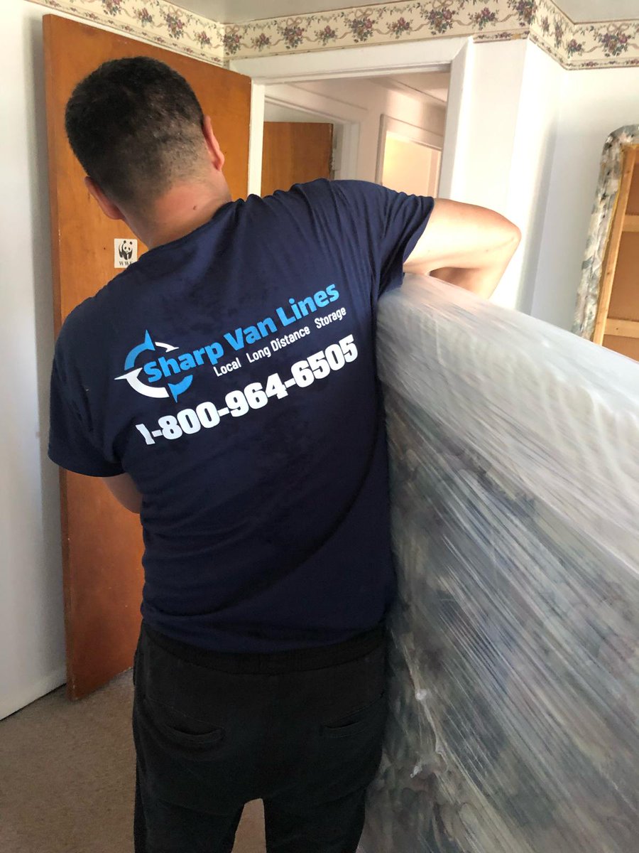 sharpvanlines's tweet image. There’s always that one piece that turns a simple move into a whole operation 😄Big mattress through a narrow doorway, dresser around a tight corner, boxes stacking up everywhere 📦
job.
#SharpVanLines #MovingDay #HandledWithCare #NYCMovers