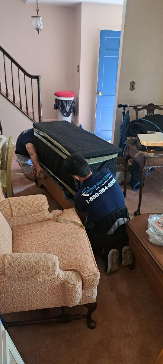 sharpvanlines's tweet image. There’s always that one piece that turns a simple move into a whole operation 😄Big mattress through a narrow doorway, dresser around a tight corner, boxes stacking up everywhere 📦
job.
#SharpVanLines #MovingDay #HandledWithCare #NYCMovers
