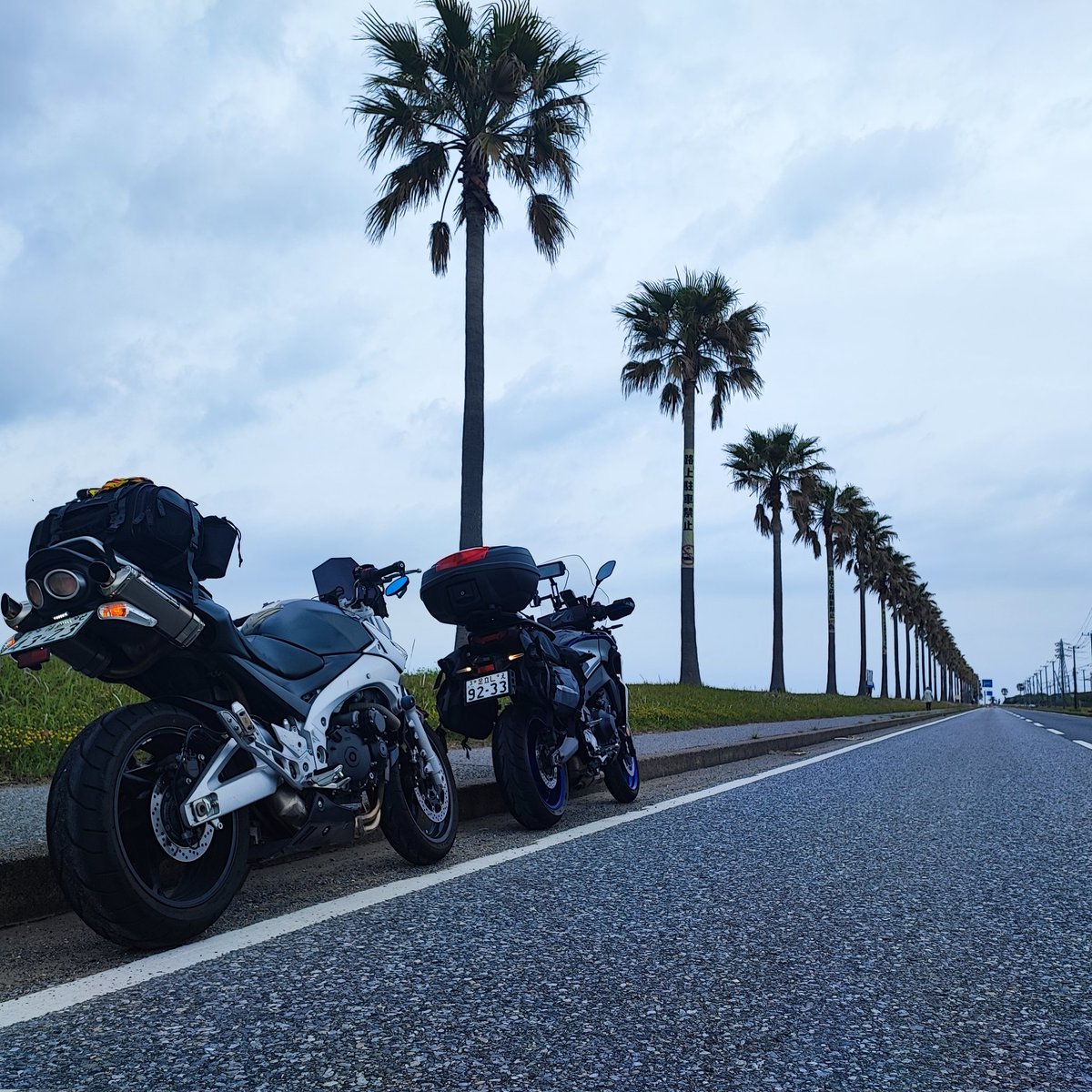 EZdgm's tweet photo. いいおバイク達
 #GSR400
 #TRACER9GT＋ https://t.co/V3HlikfNOC