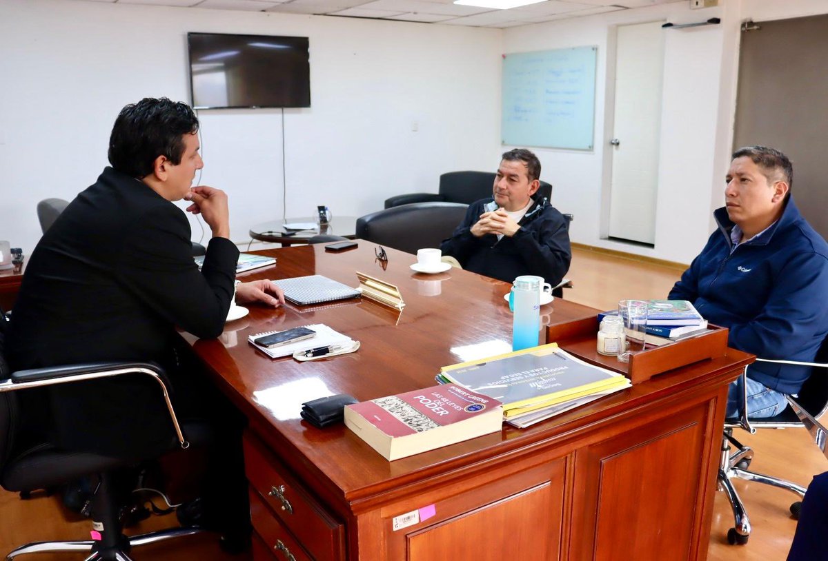 AmazoniaEc's tweet photo. 🤝 Mantuvimos una reunión de trabajo con Daniel Reyes, director ejecutivo del SECAP, con el objetivo de articular acciones que fortalezcan los procesos de capacitación dirigidos a los sectores productivos de la Amazonía. 👏🏼

#LaNuevaAmazonía
#ElNuevoEcuador
#Amazonía https://t.co/1Ei2mLDssh