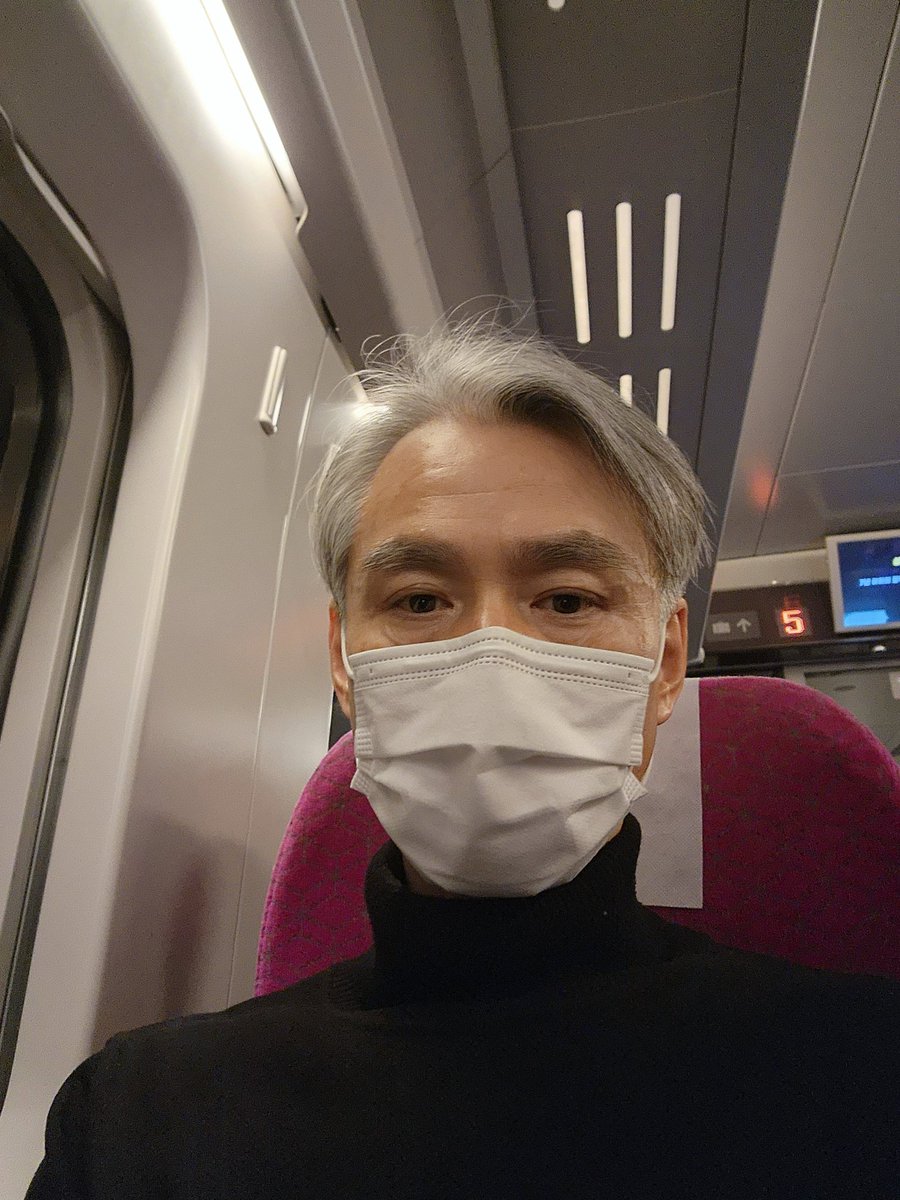 Ssm_kikero's tweet photo. <공격과 방어 중, 방어 10번째 재판 울산지법 항소심 선고 받으러 가는 중...>

저는 이재명 대표와 문재인 전 대통령을 지키기 위해, 윤석열 정권에서도 열심히 악당들을 상대했습니다.

거물인 윤석열부터 잔챙이들까지 고소•고발 해 온 저를 잡기 위해 무리한 수사, 억지 기소 및 판결 해 온 정치 경찰•검사•판사.

앞서 밝혔듯이
저를 총 10개 사건 기소,
1, 2, 3번째 재판 연속 무죄 선고.

이후 울산지법 내부 판사회의에서 '피고인 신승목 사건' 언급 (조희대가 이재명 사건 처리하겠다고 한 것과 같음) 후에
4, 5, 6, 7 재판 유죄 선고(3단독 이재욱 판사는 검사 구형의 3배 벌금 선고 ㅜㅜ).

8, 9번은 진행 중.

10번째 재판에서 
작년 새로 부임한 판사로부터 1심 무죄 선고 받고, 오늘 항소심 선고입니다.

법리적으로 100% 무죄인 사건이기에 당근 무죄 선고 예상합니다.

■ 방어 현재 10전 4승 4패
이제 방어 막바지이기에 최선을 다해 방어하고, 윤석열 정권에 부역하며 직권남용했던 일부 정치 경찰•검사•판사 들의 만행을 폭로하고 때려 잡겠습니다. 

이와 함께 제 주특기인 고발, 공격도 수위를 올리겠습니다.
