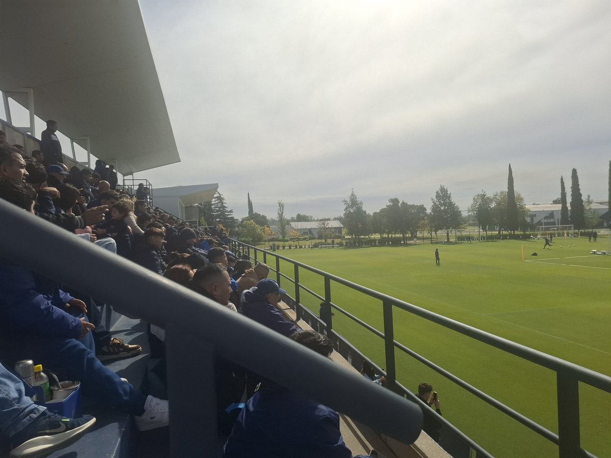 HGarcia_MundoD's tweet image. Práctica abierta de #Talleres. -Ejercicios en espacios reducidos con un marco de 400 personas.
-Augusto Schott cumplió con una fecha de suspensión y podrá volver cuando la "T" visite a #Union este sábado a las 18.45. Río trabajó a una intensidad menor.