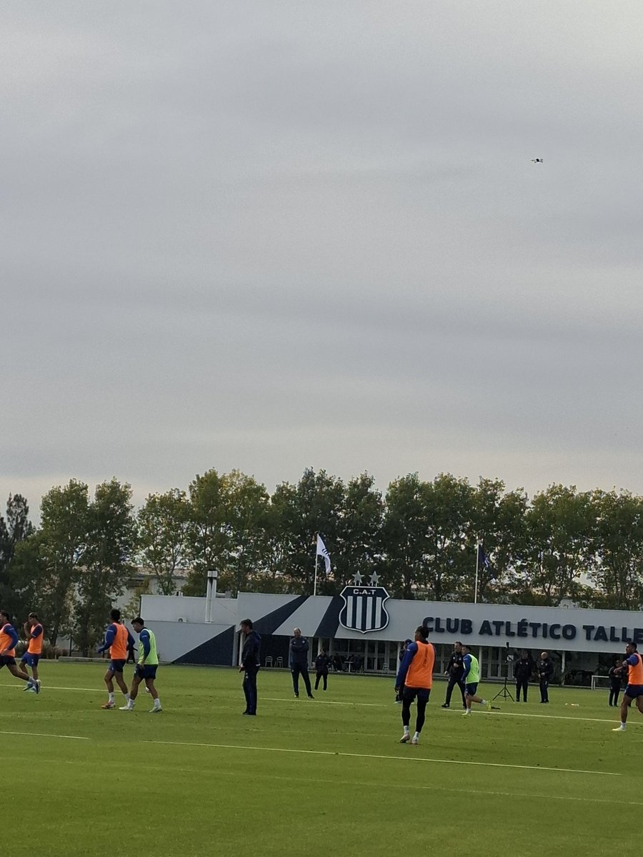 HGarcia_MundoD's tweet image. Práctica abierta de #Talleres. -Ejercicios en espacios reducidos con un marco de 400 personas.
-Augusto Schott cumplió con una fecha de suspensión y podrá volver cuando la "T" visite a #Union este sábado a las 18.45. Río trabajó a una intensidad menor.