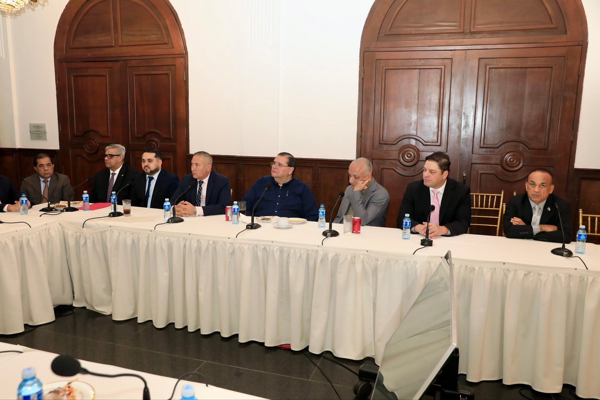 Presidente se reunió con bancada del partido Realizando Metas

El presidente de la República, <a href="/JoseRaulMulino/">José Raúl Mulino</a> se reunió hoy con la bancada de diputados del partido Realizando Metas para evaluar temas de interés nacional.

Durante el encuentro, el presidente Mulino y los diputados