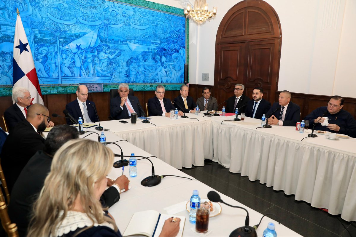 as_salazar's tweet photo. Presidente se reunió con bancada del partido Realizando Metas

El presidente de la República, @JoseRaulMulino se reunió hoy con la bancada de diputados del partido Realizando Metas para evaluar temas de interés nacional.

Durante el encuentro, el presidente Mulino y los diputados revisaron el estatus de proyectos que están llevando solución a problemas sociales de Panamá, como el servicio de agua potable, carreteras y apoyo a sectores como el agropecuario. 

También se informó sobre el apoyo que está dando el gobierno para mitigar el alto costo del combustible debido a la crisis internacional.