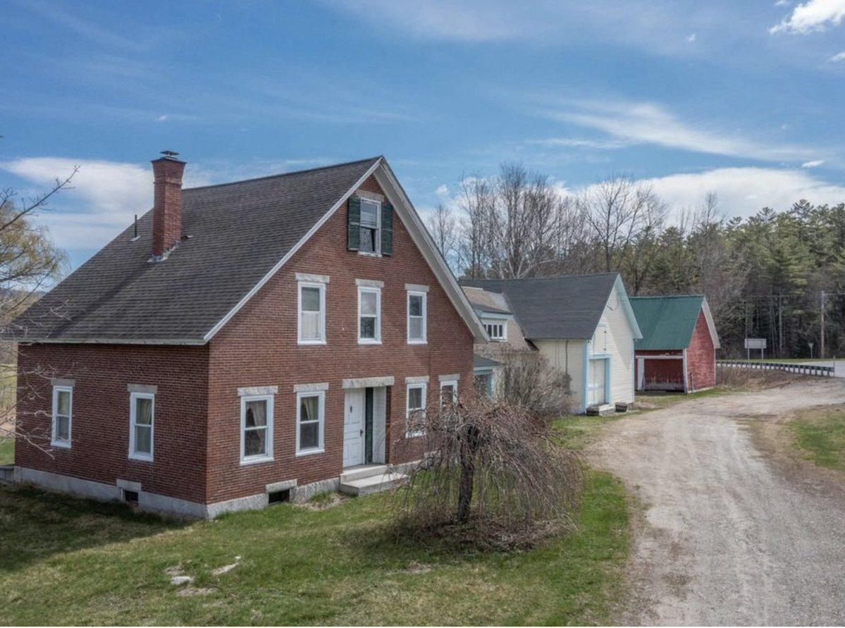 CountryLife717's tweet image. $429,900. c.1850 #NewHampshire brick #farmhouse on 5.9 acres. countrylifedreams.com/c-1850-new-ham…