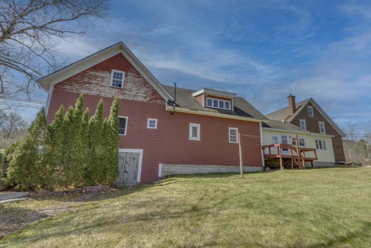 CountryLife717's tweet image. $429,900. c.1850 #NewHampshire brick #farmhouse on 5.9 acres. countrylifedreams.com/c-1850-new-ham…