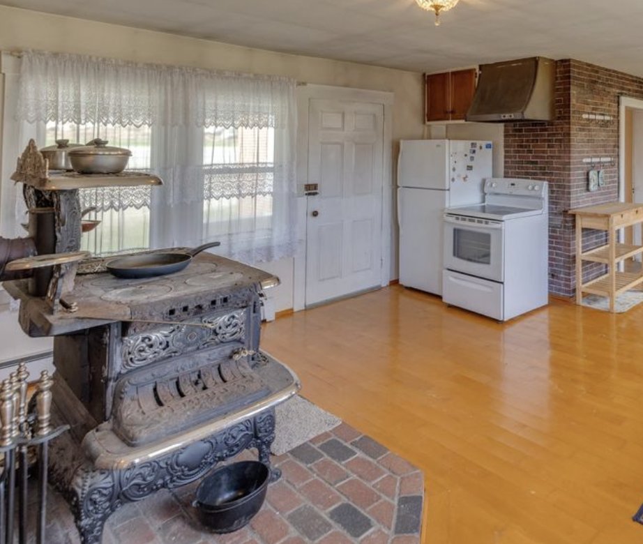 CountryLife717's tweet image. $429,900. c.1850 #NewHampshire brick #farmhouse on 5.9 acres. countrylifedreams.com/c-1850-new-ham…