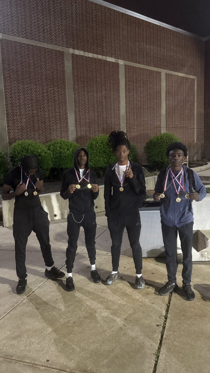 NasirBell21_'s tweet photo. 3 gold medals on the day for the 4x2 4x4 and 200 (4th leg)💪🏿💯 @Coach_bjones44 @Peeps_a_fool https://t.co/HeMjJZfcVR
