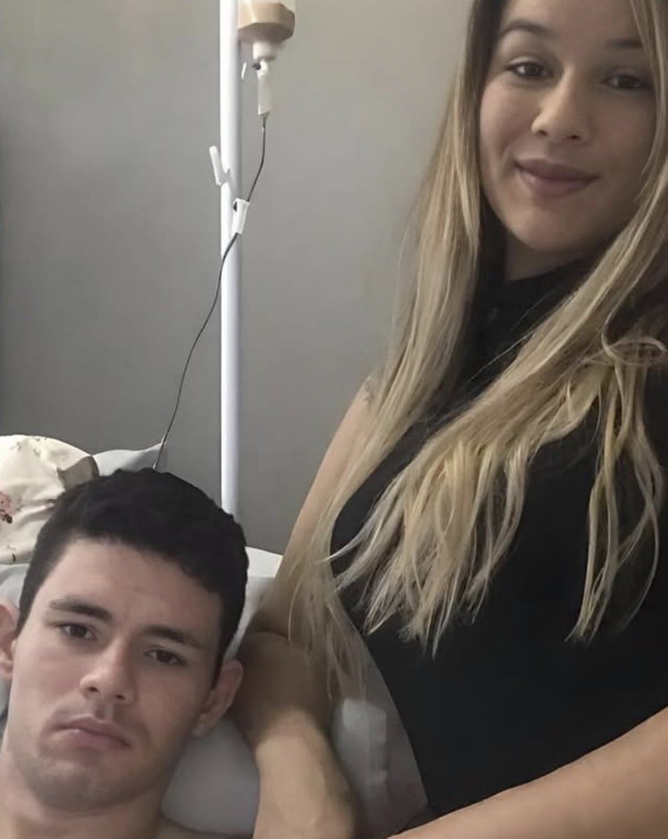 Hombre queda tetrapléjico tras accidente y, aun después de todo, su ex decide cuidarlo, mientras ella retoma su vida con otro hombre.