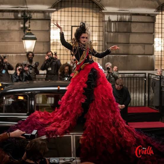 Segundo rumores, Disney quer Lady Gaga em “Cruella 2”, filme protagonizado por Emma Stone.