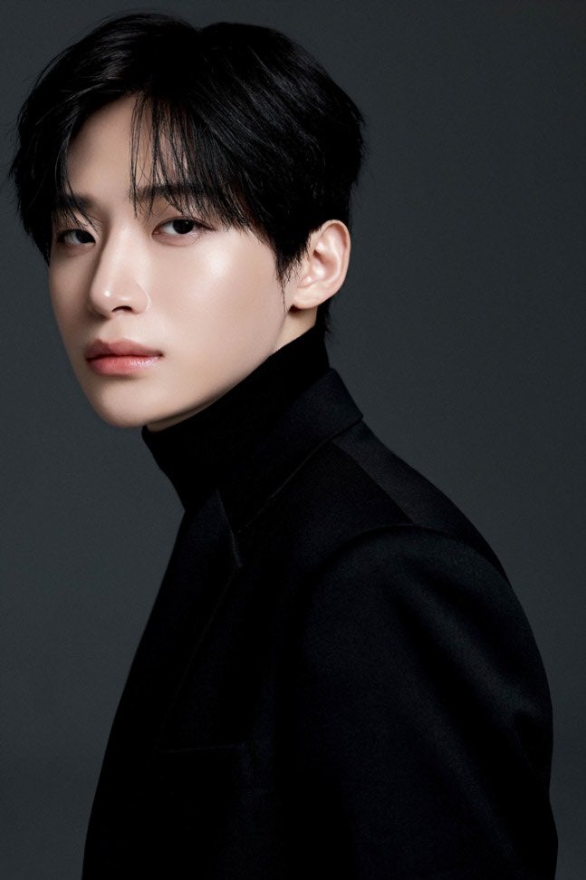917logs's tweet photo. Serim and Jungmo when asked about military plans:

Serim: When the time comes, i will faithfully fulfill my duty of national defense. I haven’t thought too deeply about enlistment yet. When the time comes, i plan to go and return well. Most of my non celebrity friends have already completed military service, and they told me “You’re really suited for the military” “You’ll definitely be happy there, there’s food you like and you can exercise.” I haven’t thought about where i want to go yet, but i think i’ll do well wherever i go

Jungmo: i want to take the test and go to the Air Force military police. (Hyeongjun: Why? 😭) I’ve always liked airplanes and aviation, so i originally wanted to go to the Air Force, and among that, I wanted to be military police

When asked if he still wanted that despite the Air Force having a longer service period than the Army, he answered energetically “Yes!”