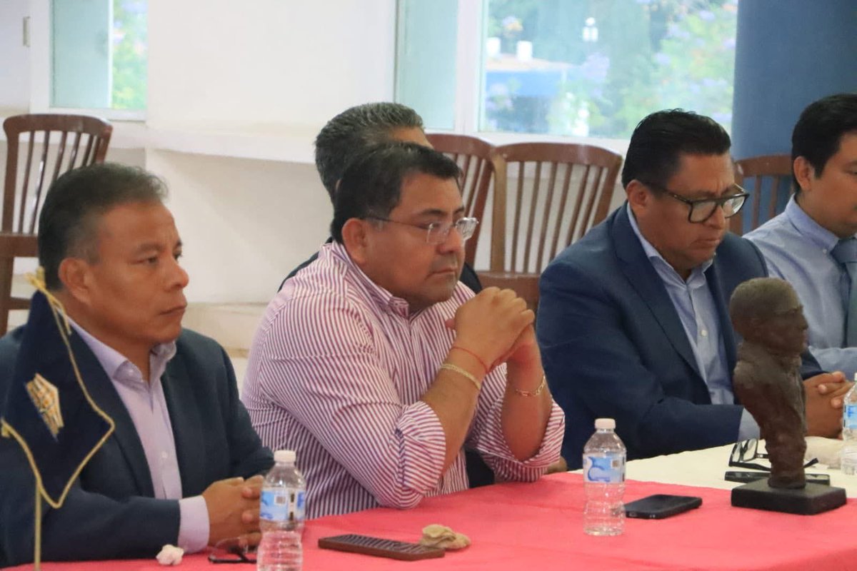 Quien no disimula su entreguismo al candidato de <a href="/salomonj/">Salomón Jara Cruz</a> es el <a href="/RectorCristian/">Rector Cristian Carreño</a> quien disfraza una exposición cultural por mitin político en la #UABJO.  
Con tal de comprar impunidad hasta la autonomía se les olvida.
#FueraJaraDeLaUABJO 
<a href="/UABJO/">.</a> <a href="/dr_alexsaavedra/">Alejandro Saavedra</a>