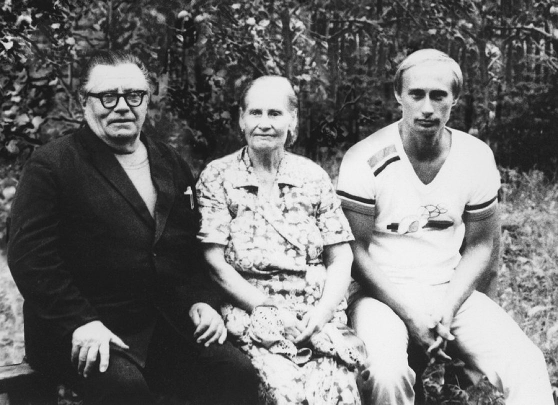 ЖЗЛ
Родители Путина были очень оригинальные люди. Например, папа Путина, когда познакомился с мамой Путина - выбил ей глаз, а мама Путина так сильно разозлилась, что пообещала папе Путина родить ему урода. И свое обещание выполнила.