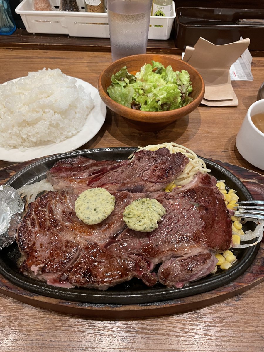 karzu_D_chocola's tweet photo. 今更呟く
こないだヒーローズステーキで肉塊を食べた
ステーキって1ポンドが一番美味しく食べれる気がする
3ポンドまで食べた事はあるけど1ポンドが正解だった
定番のオーダーは1ポンドチャックステーキにセットライス1ポンドにガーリックバターを二つだ
#ヒーローズステーキ https://t.co/JaNJOLmHDO