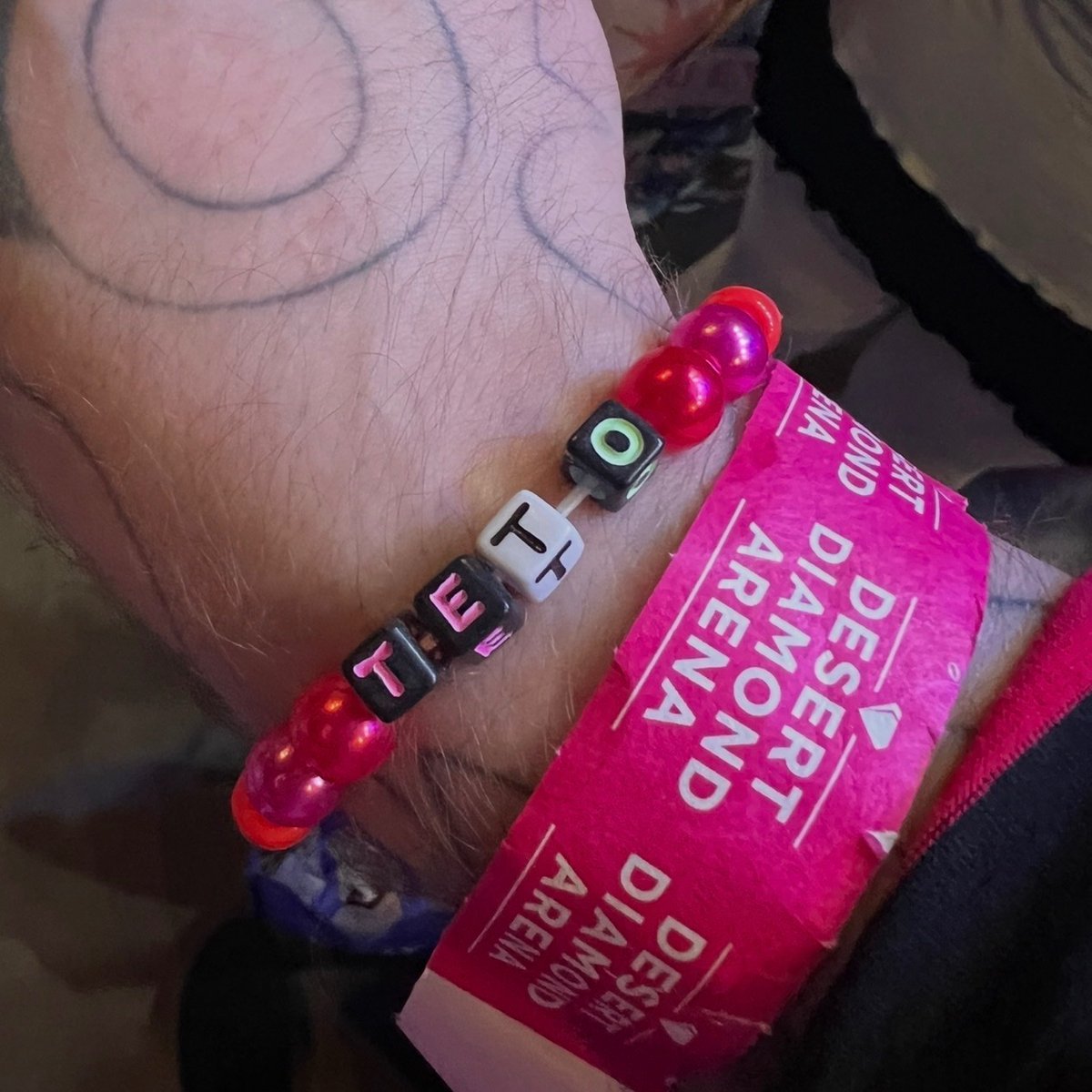 Kinoshita_Crazy's tweet image. Luka cosplayer gave me a Teto bracelet #bestdayever