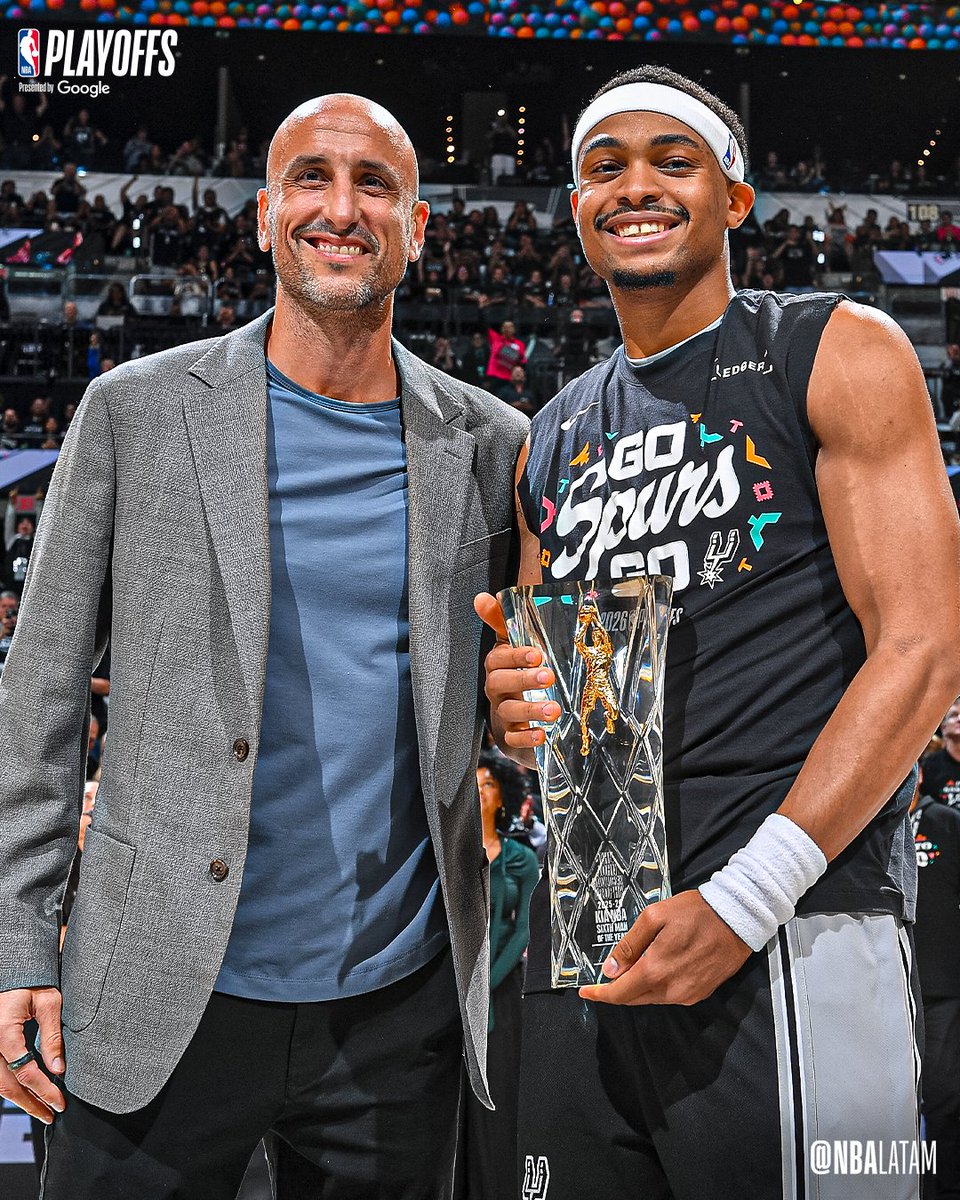 Keldon Johnson recibió el premio como Sexto Hombre del Año, entregado por Manu Ginóbili 😍