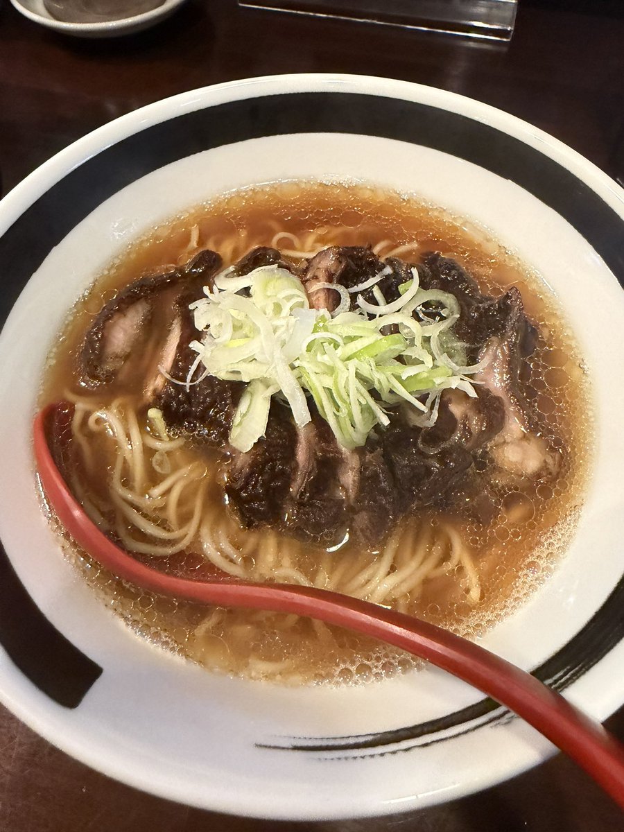 11時よりオープンしてます。
連休突入中の方も居るとか居ないとか…羨ましいです。
お休みの方ヱビスラーメンに是非！
お仕事中の方もお昼休みにどうぞ！
本日もご来店お待ちしてます🍜
#炭焼ヱビスラーメン
#丸鶏塩ラーメン
#丸鶏醤油ラーメン
#親鶏ラーメン
#飲み干す一杯